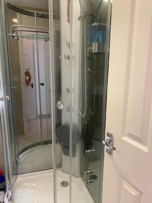 Leilighet | Bad | Dusj og håndklær