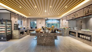Une cuisine moderne dotée d’un îlot central, de plans de travail en marbre et d’un plafond à rayures.