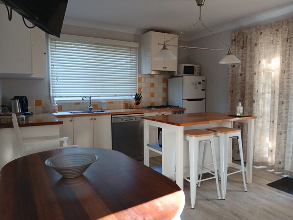 Kühlschrank, Mikrowelle, Ofen, Geschirrspüler