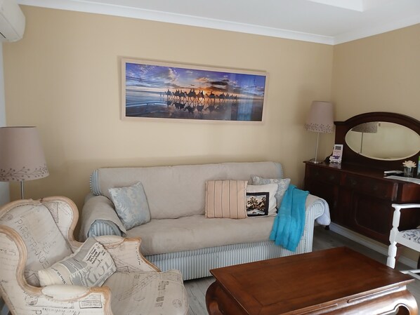 Smart-TV, bøker og stereoanlegg