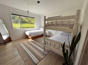 2 عدّة غرف نوم ومكواة/لوح كي وواي فاي وملاءات أسرّة