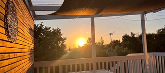 Lovely 2 bed bach with huge garden and deck, close to local beach, shops/cafes.