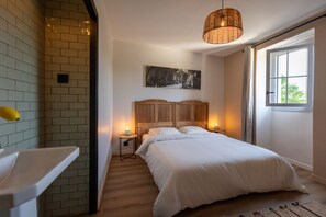 5 bedrooms, iron/ironing board, travel cot, free WiFi - Maison de Caractère au Coeur du Village de Berrias. Charme Délicieusement Rétro (Berrias et Casteljau)