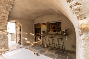 Outdoor dining - Maison de Caractère au Coeur du Village de Berrias. Charme Délicieusement Rétro (Berrias et Casteljau)