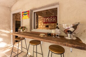 Outdoor dining - Maison de Caractère au Coeur du Village de Berrias. Charme Délicieusement Rétro (Berrias et Casteljau)