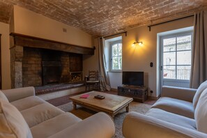 Smart-TV, Kamin, Tischfußball, Bücher