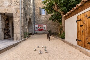 Property grounds - Maison de Caractère au Coeur du Village de Berrias. Charme Délicieusement Rétro (Berrias et Casteljau)