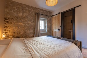 5 bedrooms, iron/ironing board, travel cot, free WiFi - Maison de Caractère au Coeur du Village de Berrias. Charme Délicieusement Rétro (Berrias et Casteljau)