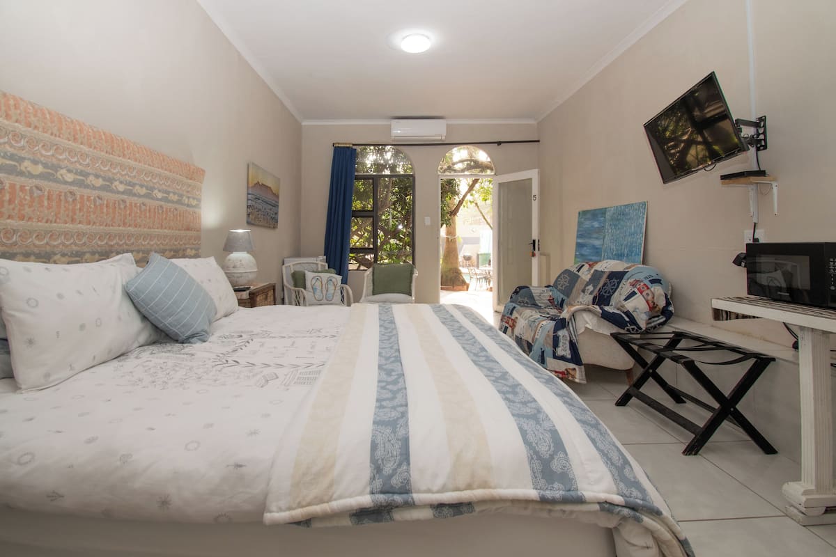 Chambre Double Classique, 1 très grand lit, non-fumeurs, vue piscine | Literie hypoallergénique, minibar, décoration personnalisée