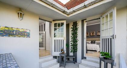 Large Sea-Facing Apartment wth breathtaking views, private balcony & kitchenette