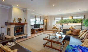 Smart TV - Villa Tranquila con Vistas al mar y la Montaña y a 15 min de la Playa (Mijas)