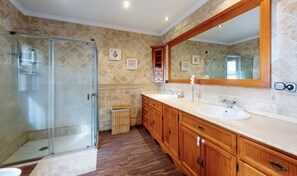 Dusche, Haartrockner, Bidet, Handtücher