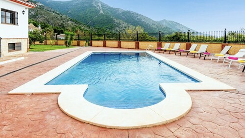 Villa Tranquila con Vistas al mar y la Montaña y a 15 min de la Playa