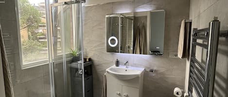 Secadora de cabello, toallas, jabón, papel de baño