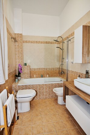 Kostenlose Toilettenartikel, Haartrockner, Hausschuhe, Bidet