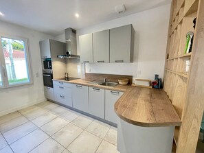 Kjøleskap, mikrobølgeovn, ovn og kokeplater