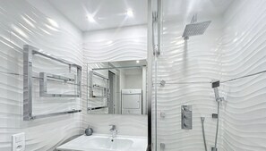 Bathroom - Beautiful 1-bedroom with AC, parking, and Wifi (Menton)