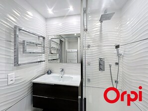 Bathroom - Beautiful 1-bedroom with AC, parking, and Wifi (Menton)