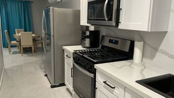 KylskÄp, mikrovÄgsugn, ugn och spishÀll