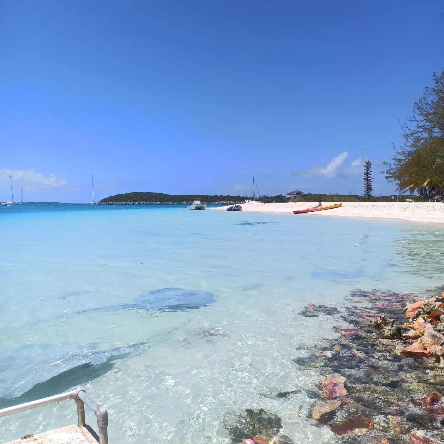 Rannalla, aurinkotuoleja, rantapyyhkeitä