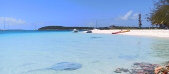 1 bedroom 1 bathroom beach house, beach right at your door steps

