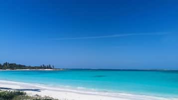 PĂ„ stranden, solstolar och strandhanddukar