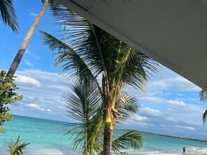 På stranden, solsenger og strandhåndklær