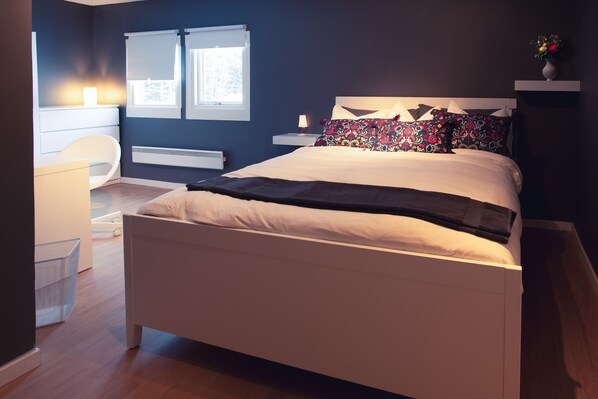 Iron/ironing board, free WiFi, bed sheets