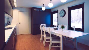 Hus – comfort | Delt kjøkken | Kjøleskap på fellesområdet, ovn, kokeplater og oppvaskmaskin