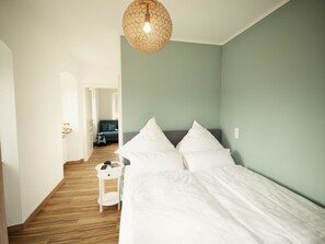 Habitación familiar | Decoración personalizada, muebles diferentes y cortinas blackout 