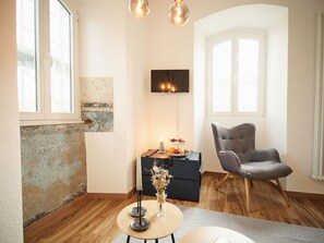 Superior Apartment | Living area | Smart TV - Gästehaus im Schlosspark (Saffig)