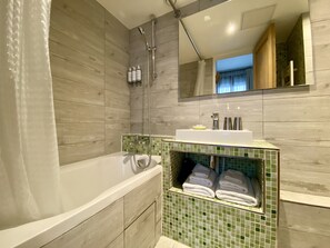 Standaard kamer | Badkamer | Een bad/douchecombinatie, gratis toiletartikelen, een haardroger