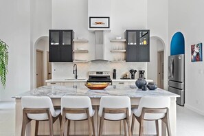 Geladeira, micro-ondas, fogão, cooktop