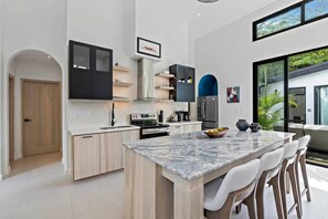 Kjøleskap, mikrobølgeovn, ovn og kokeplater