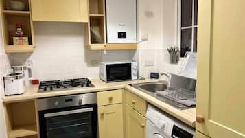 Apartment | Private kitchen | Fridge, microwave, oven, stovetop