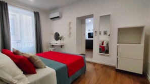 2 chambres, coffre-fort, bureau, fer et planche à repasser