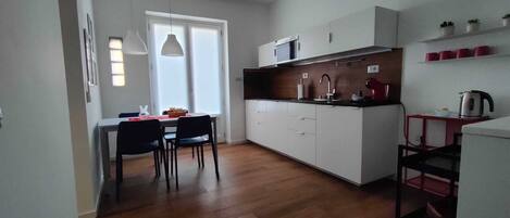 Fridge, microwave, stovetop, dishwasher