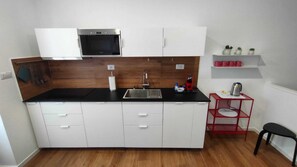 Réfrigérateur, four à micro-ondes, surface de cuisson, lave-vaisselle