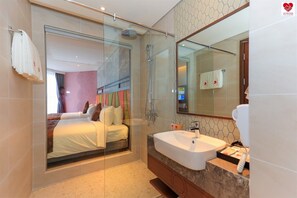 Deluxe Studio | Bathroom | Shower, rainfall showerhead, free toiletries, hair dryer