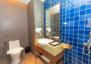 Deluxe Studio | Bathroom | Shower, rainfall showerhead, free toiletries, hair dryer - Sam Sam Condotel Apec Mui Ne (Phan Thiet)
