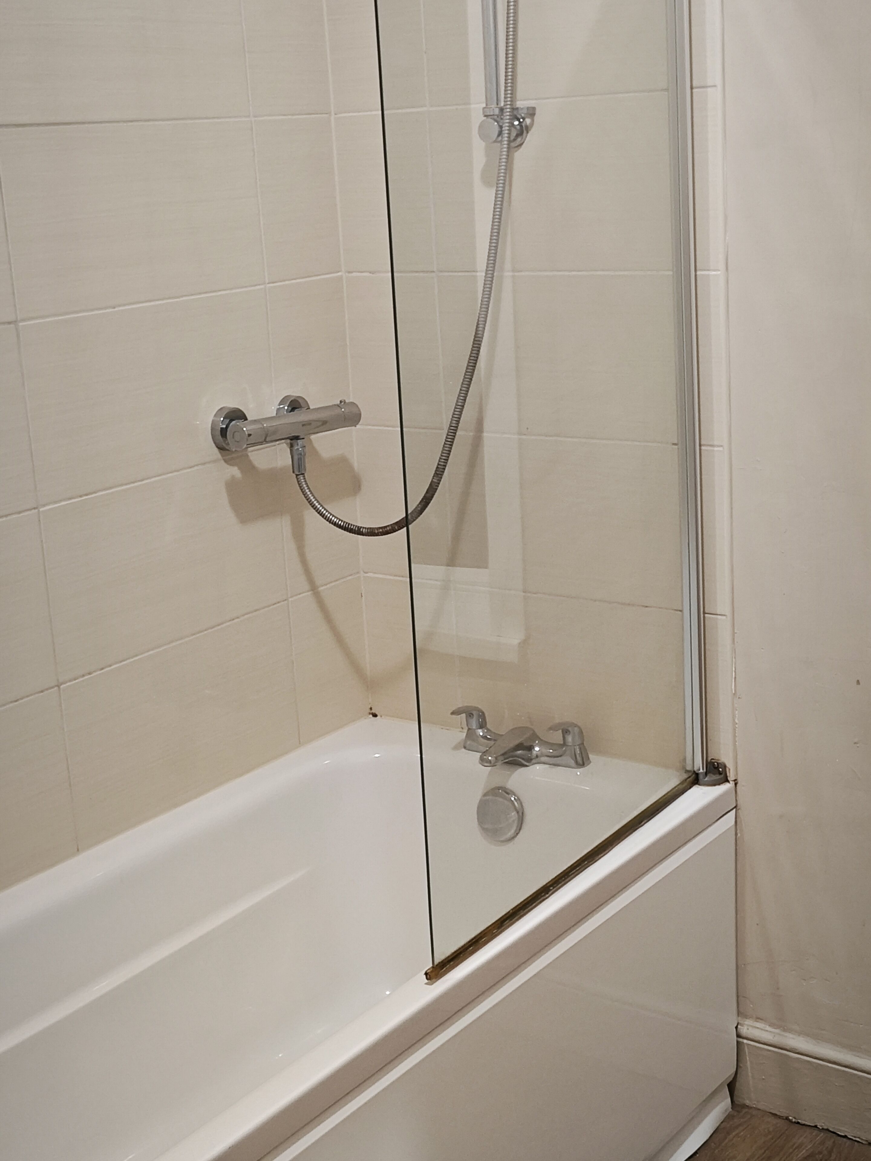 Comfort Double Room | Bathroom | Hair dryer, towels, shampoo, toilet paper