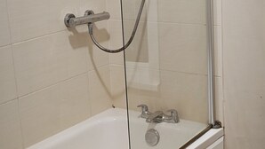 Comfort Double Room | Bathroom | Hair dryer, towels, shampoo, toilet paper - The Fountain Tuxford (Newark)