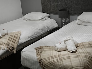 Chambre Confort avec lits jumeaux | Salle de bain | SĂšche-cheveux, serviettes fournies, shampoing, papier toilette
