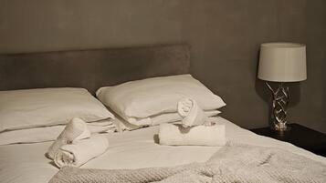 Comfort Double Room | Free WiFi, bed sheets