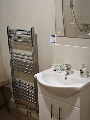 Comfort-Doppelzimmer | Badezimmer | Haartrockner, Handtücher, Shampoo, Toilettenpapier
