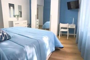 2 chambres, coffres-forts dans les chambres, fer et planche à repasser