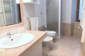 Shower, hair dryer, bidet, towels - Amalphia Home Apartment - Salerno (Campania, Italy) (Salerno)
