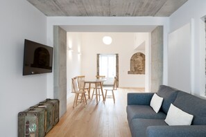 Smart TV, fireplace, stereo