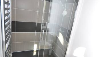 Een douche, een haardroger, handdoeken