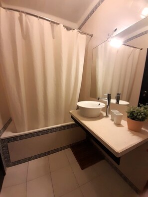 Haartrockner, Handtücher, Toilettenpapier